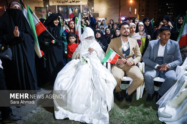 مراسم جشن عقد ۱۴ زوج مشهدی در شب میلاد امام رضا(ع)