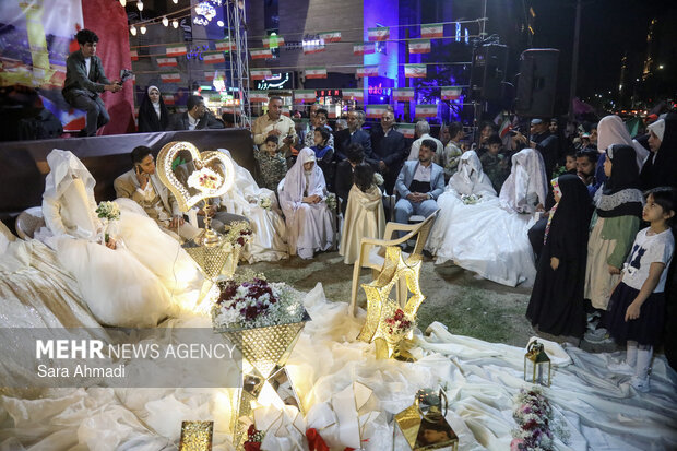 مراسم جشن عقد ۱۴ زوج مشهدی در شب میلاد امام رضا(ع)