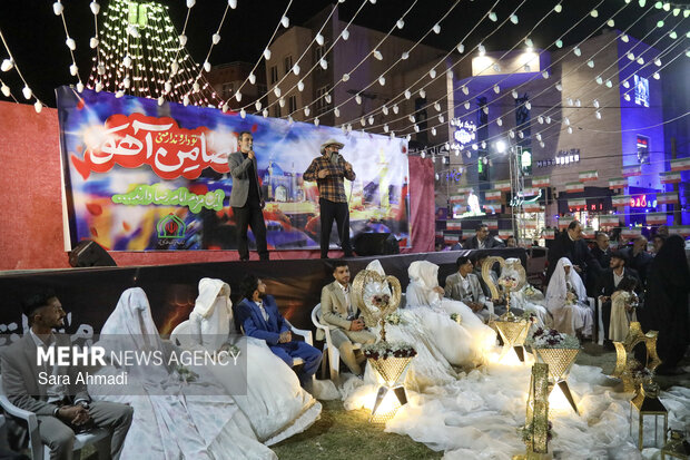 مراسم جشن عقد ۱۴ زوج مشهدی در شب میلاد امام رضا(ع)