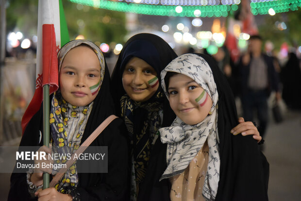 رجزخوانی دختر نوجوان مینودشتی در تجمع شبانه