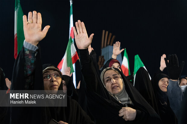 اجتماع شبانه مردم در گلستان