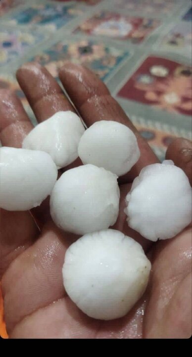 بارش تگرگ دانه درشت در نورآباد و چگنی+ عکس
