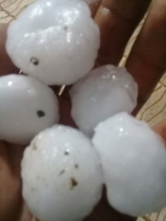 بارش تگرگ دانه درشت در نورآباد و چگنی+ عکس