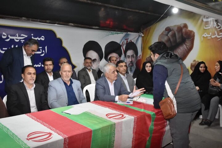 برپایی میز خدمت بنیاد شهید لرستان در اجتماعات شبانه خرم‌آباد