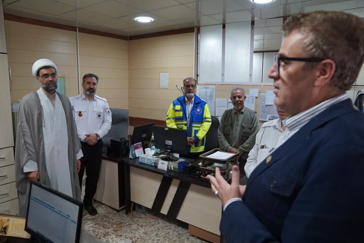 پرسنل اورژانس جانانه در کنار مردم ایستادند