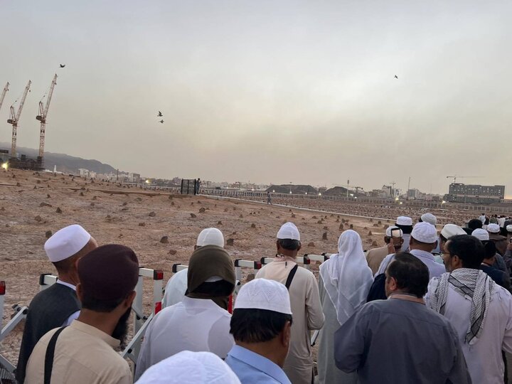 ماموران سعودی مانع ایستادن و عکس گرفتن زائران در بقیع شدند