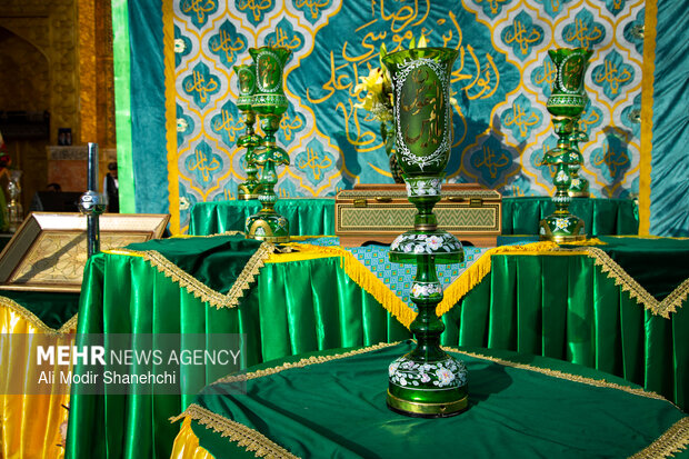 آیین تعویض پرچم گنبد حرم امام رضا(ع)