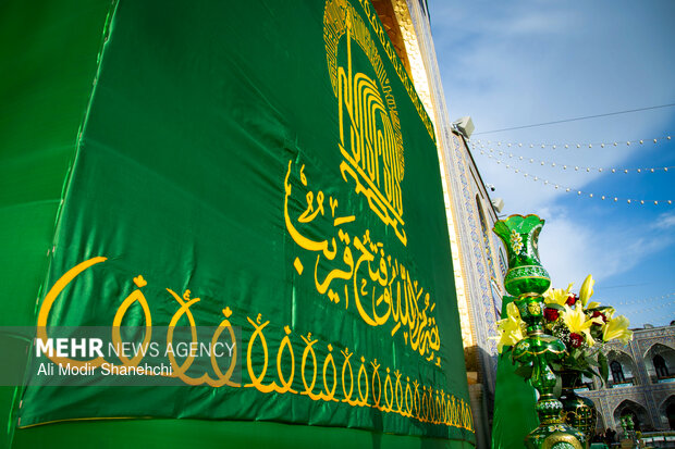 آیین تعویض پرچم گنبد حرم امام رضا(ع)