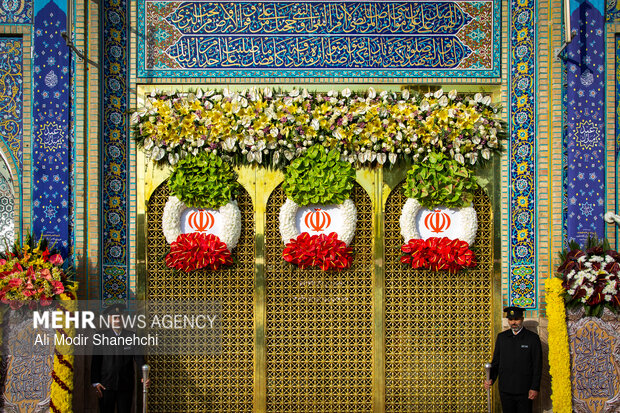 آیین تعویض پرچم گنبد حرم امام رضا(ع)