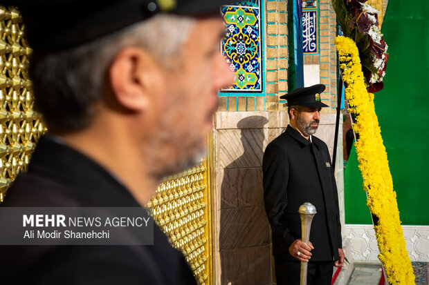 آیین تعویض پرچم گنبد حرم امام رضا(ع)