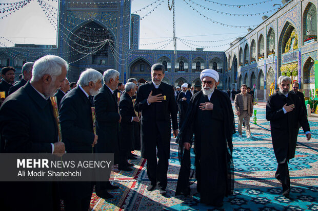 آیین تعویض پرچم گنبد حرم امام رضا(ع)