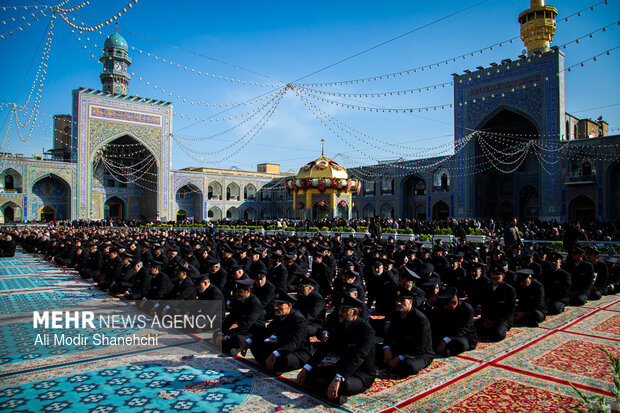 آیین تعویض پرچم گنبد حرم امام رضا(ع)