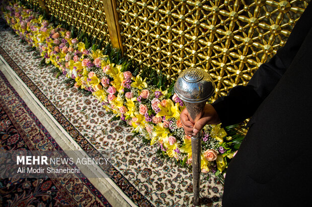 آیین تعویض پرچم گنبد حرم امام رضا(ع)