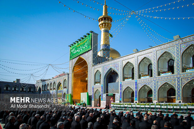 آیین تعویض پرچم گنبد حرم امام رضا(ع)