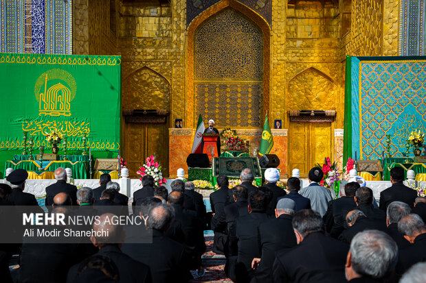 آیین تعویض پرچم گنبد حرم امام رضا(ع)