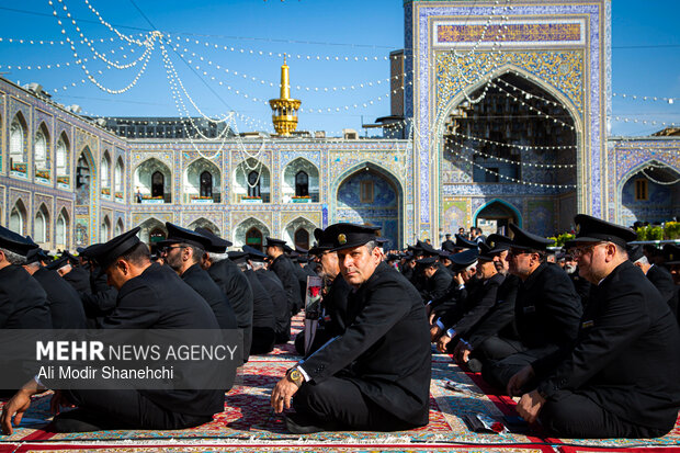 آیین تعویض پرچم گنبد حرم امام رضا(ع)