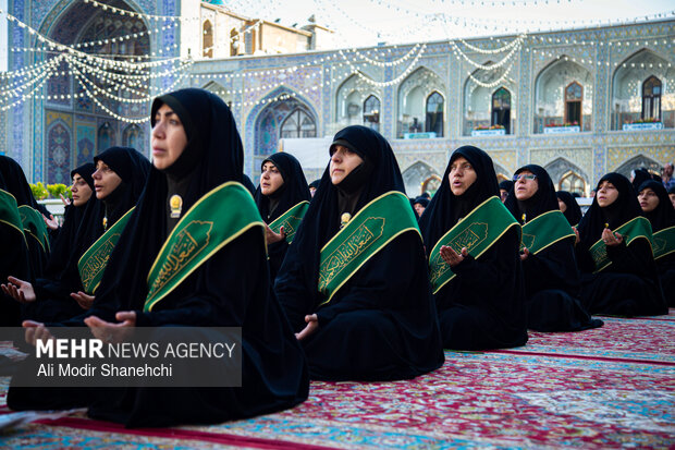 آیین تعویض پرچم گنبد حرم امام رضا(ع)