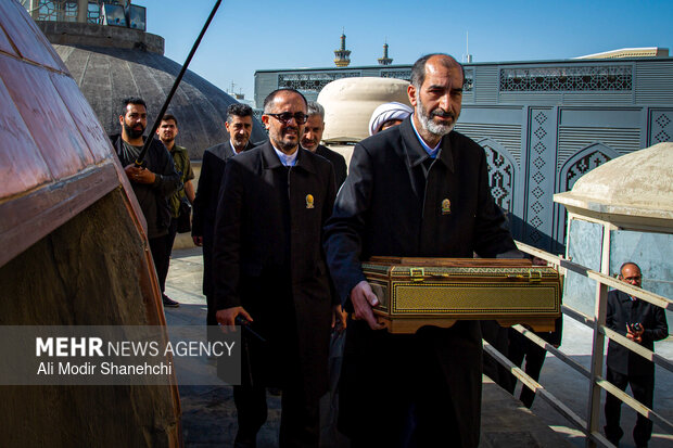 آیین تعویض پرچم گنبد حرم امام رضا(ع)