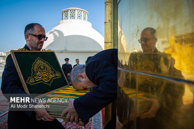 آیین تعویض پرچم گنبد حرم امام رضا(ع)