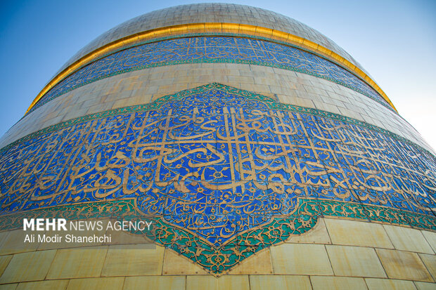 آیین تعویض پرچم گنبد حرم امام رضا(ع)