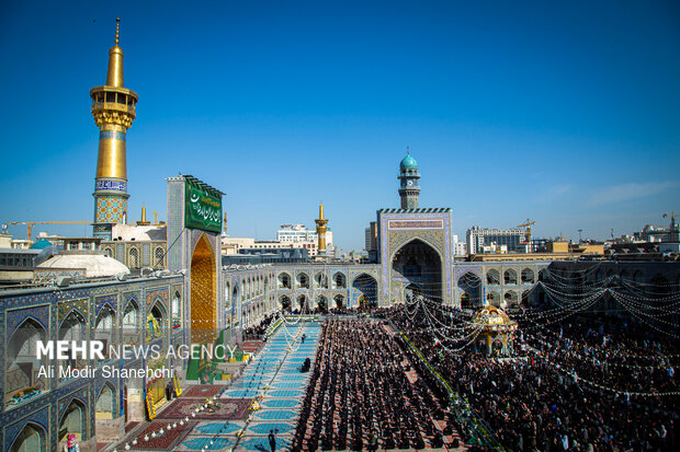 آیین تعویض پرچم گنبد حرم امام رضا(ع)