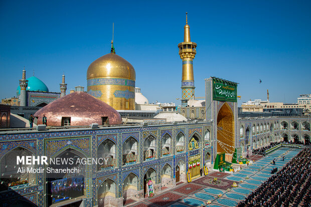 آیین تعویض پرچم گنبد حرم امام رضا(ع)