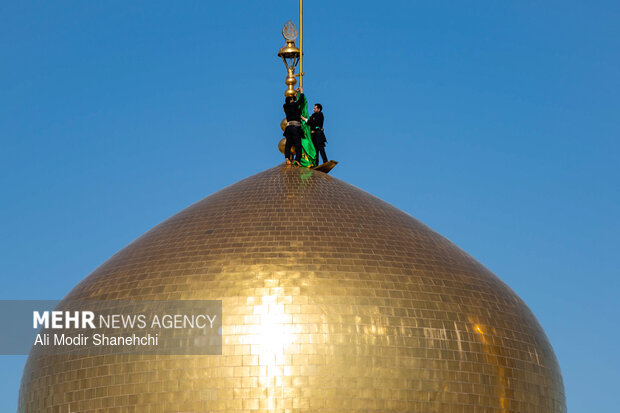 آیین تعویض پرچم گنبد حرم امام رضا(ع)