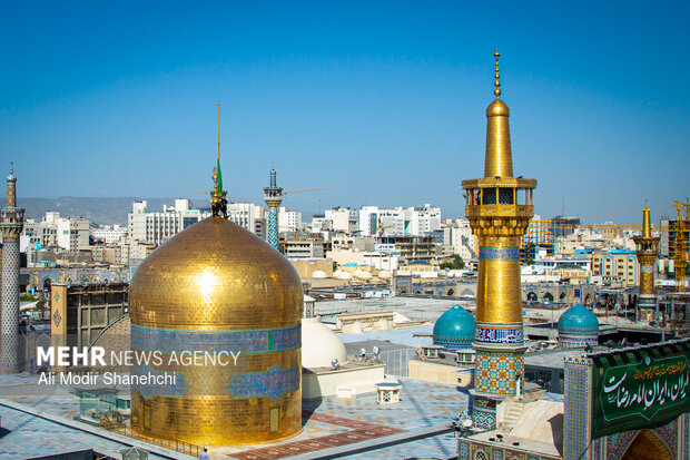 آیین تعویض پرچم گنبد حرم امام رضا(ع)