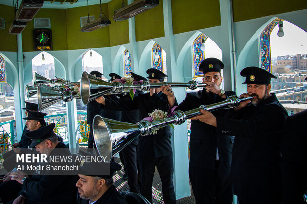 آیین تعویض پرچم گنبد حرم امام رضا(ع)