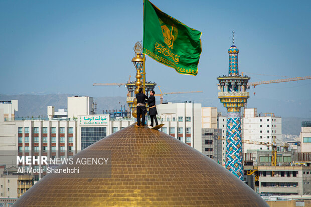 آیین تعویض پرچم گنبد حرم امام رضا(ع)