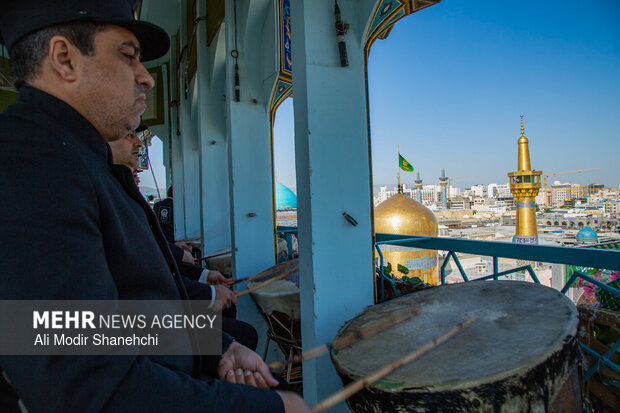 آیین تعویض پرچم گنبد حرم امام رضا(ع)