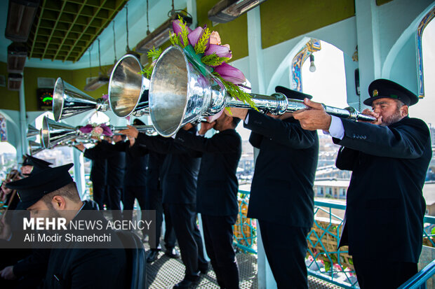 آیین تعویض پرچم گنبد حرم امام رضا(ع)