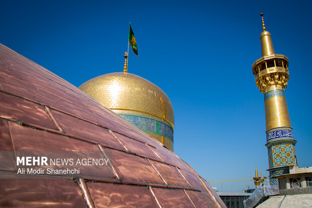 آیین تعویض پرچم گنبد حرم امام رضا(ع)