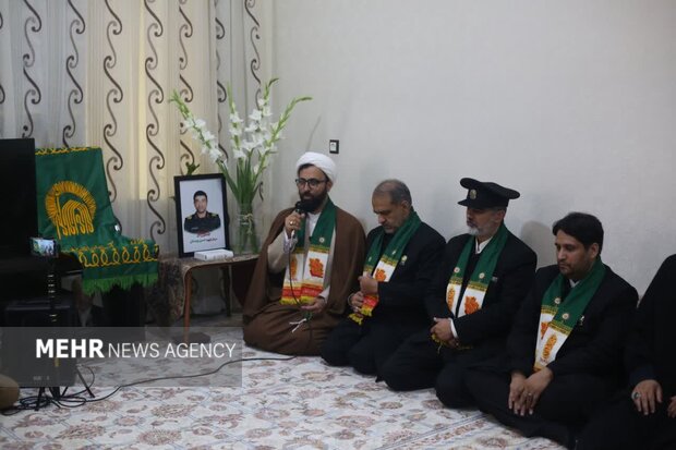 تجلیل از خانواده‌های شهدای جنگ در دشتی با حضور خدام رضوی