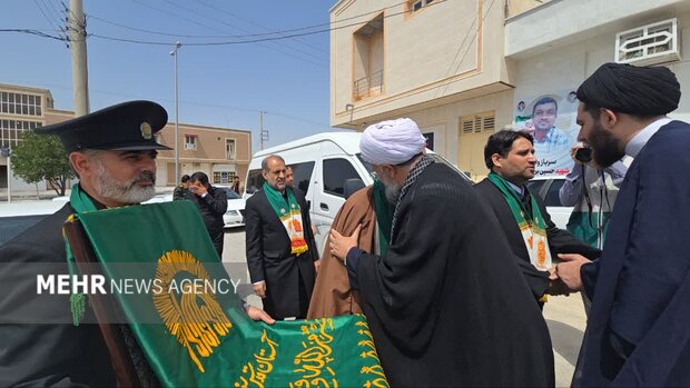 تجلیل از خانواده‌های شهدای جنگ در دشتی با حضور خدام رضوی