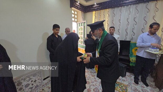 تجلیل از خانواده‌های شهدای جنگ در دشتی با حضور خدام رضوی