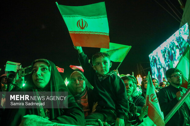 تجمع مردمی زیر باران با شعار «جانفدا برای ایران»