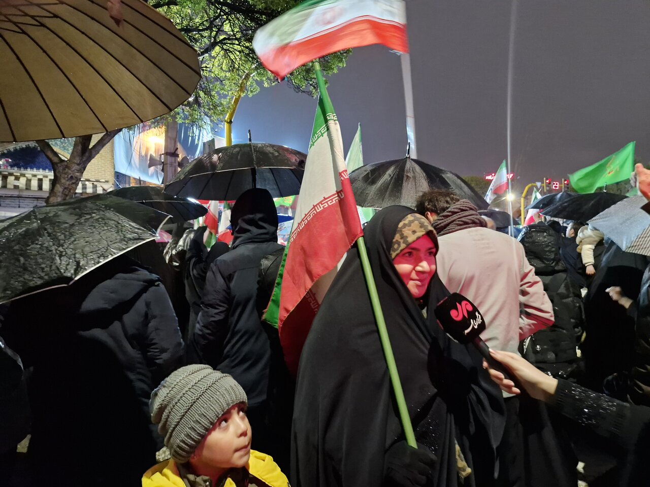 مردم اردبیل زیر باران شدید در دفاع از انقلاب و رهبری و نیروهای مسلح