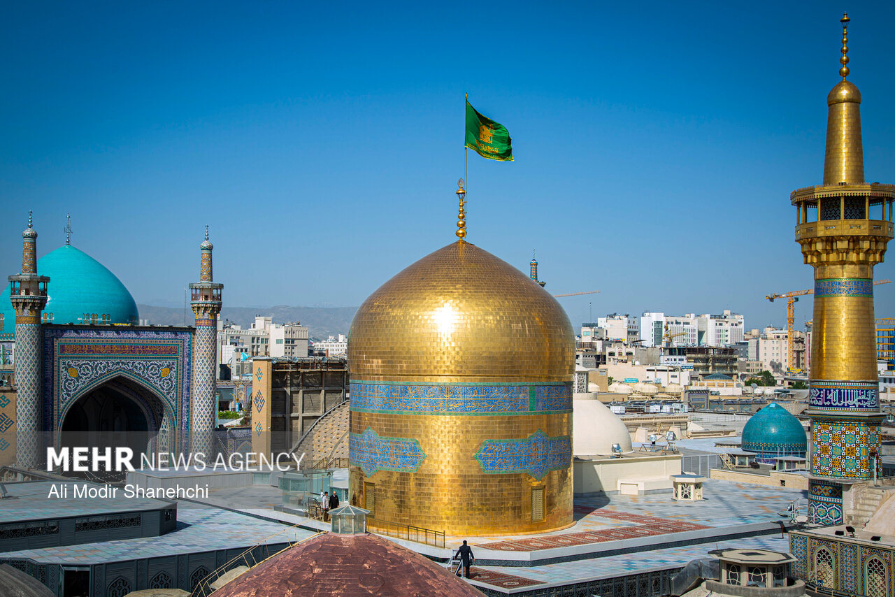 آیین تعویض پرچم گنبد حرم امام رضا(ع)