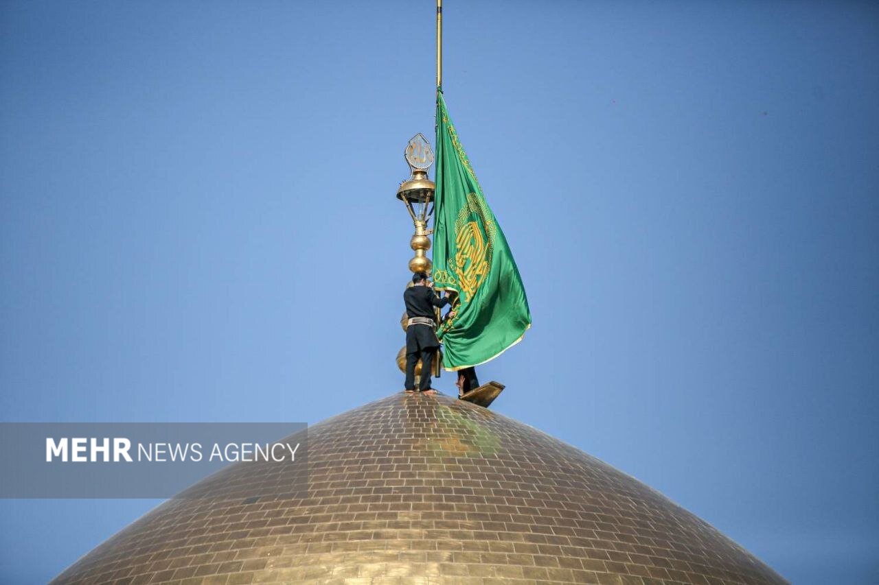 تصاویری از آیین معنوی تعویض پرچم گنبد مطهر رضوی