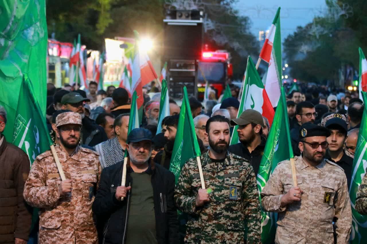 رژه نظامی در اجتماع امام رضایی‌های نهاوند