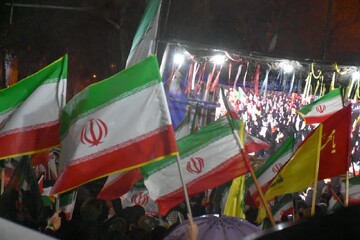 حضور پرشور مردم شهر قروه در تجمع شبانه جلوه‌ای از همبستگی ملی