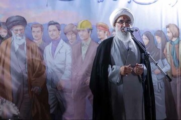 امام جمعه بوشهر: عزت و امنیت در ایستادن کنار ملت ایران است