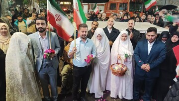 شب شصتم با رنگ عشق؛ حضور عروس و داماد در تجمع شبانه گنبد