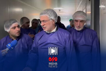 بازدید وزیر بهداشت از واحدهای مختلف شرکت داروپخش