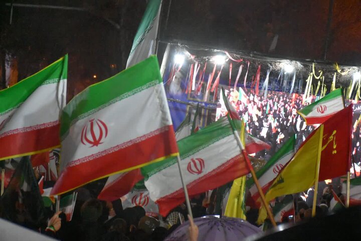 حضور پرشور مردم شهر قروه در تجمع شبانه جلوه‌ای از همبستگی ملی