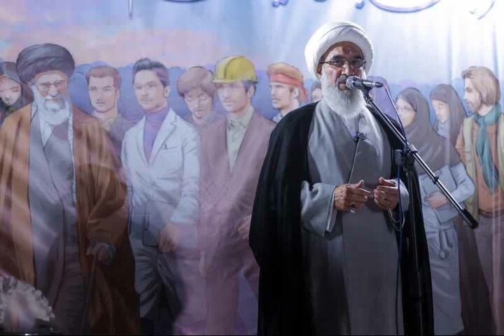 امام جمعه بوشهر: عزت و امنیت در ایستادن کنار ملت ایران است