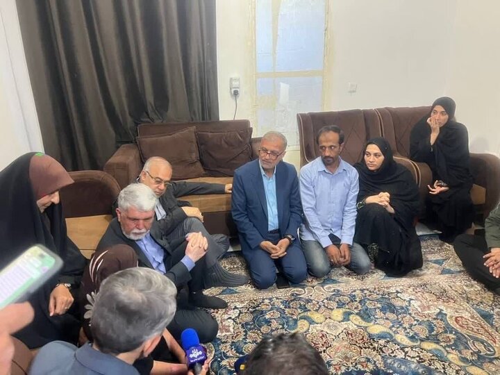 دیدار وزیر فرهنگ و ارشاد با خانواده دانش‌آموز شهید «محمد شهدوستی نژاد»