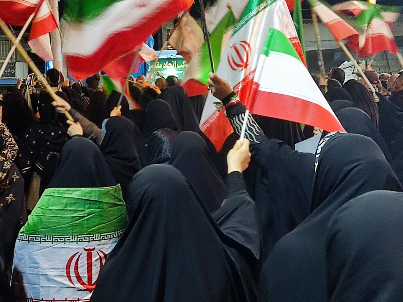 لنگرودی ها در شب شصت و هفتم با تکبیر به میدان آمدند لنگرودی ها در شب شصت و هفتم با تکبیر به میدان آمدند