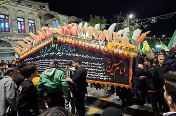 هیئت‌های حسینی تبریز همچنان پای کار انقلاب ایستاده‌اند